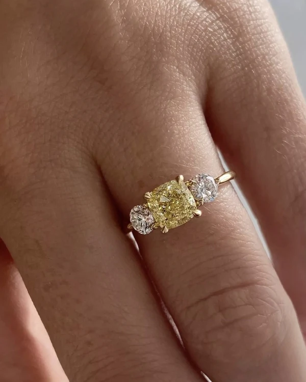 30 Expert Tips for Diamond Engagement & Wedding Ring Shopping