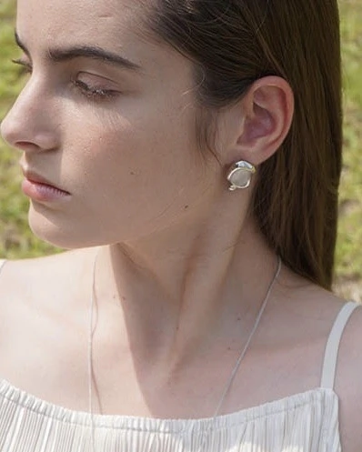 Minimalist Earrings to Compliment Your Wedding Look