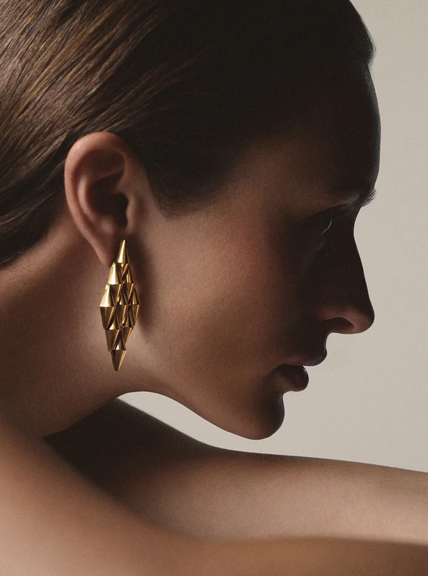 <a href="https://www.instagram.com/p/Db53F-0iJwn/?img_index=1">Bvlgari</a>