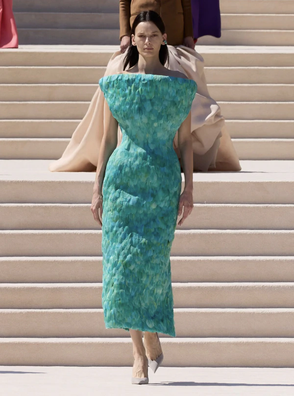 <a href="https://www.instagram.com/p/Dai1ND8iGcZ/?hl=en&img_index=7">Balenciaga</a>