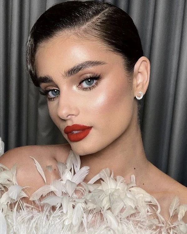 Red lips: 5 secrets for brides