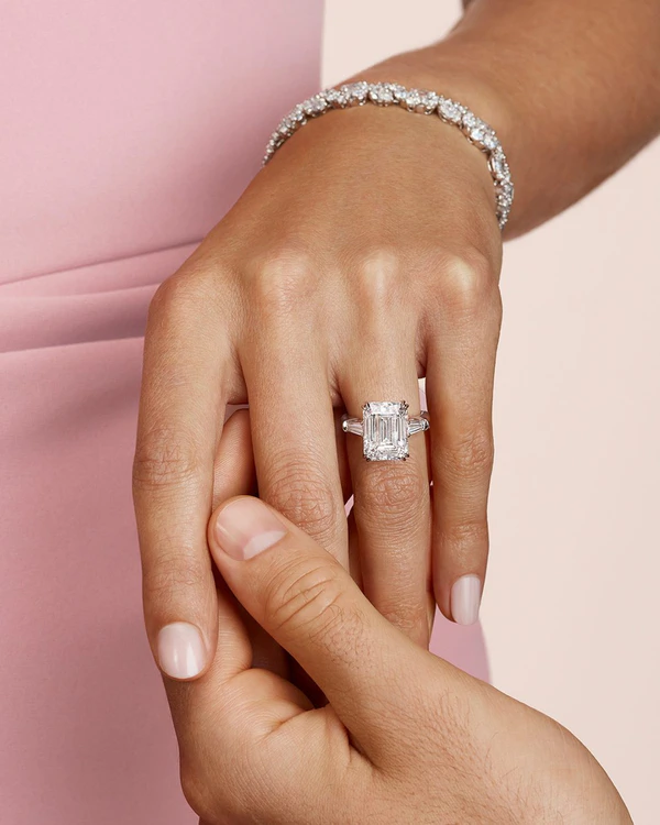 <a href="https://www.instagram.com/harrywinston/p/DWRLMBMAQ3s/">Harry Winston</a>