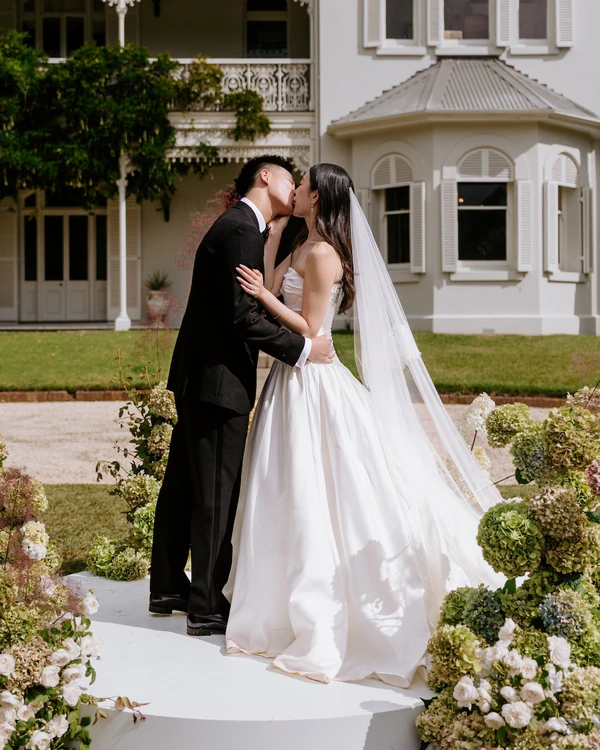 An Elegant Garden Wedding with a Traditional Korean Twist