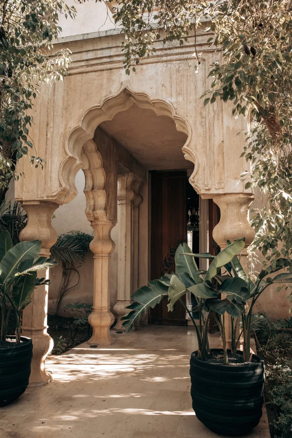 <a href="https://www.instagram.com/palais.namaskar/p/DYmMeGvijdn/">Palais Namaskar</a>