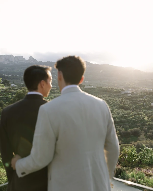 A Mediterranean Sunset Soirée With a Fresh Citrus Sixties Twist