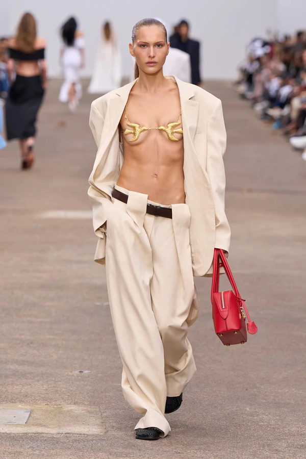 Stella McCartney Presents Spring 2025 RTW Collection — photo 1