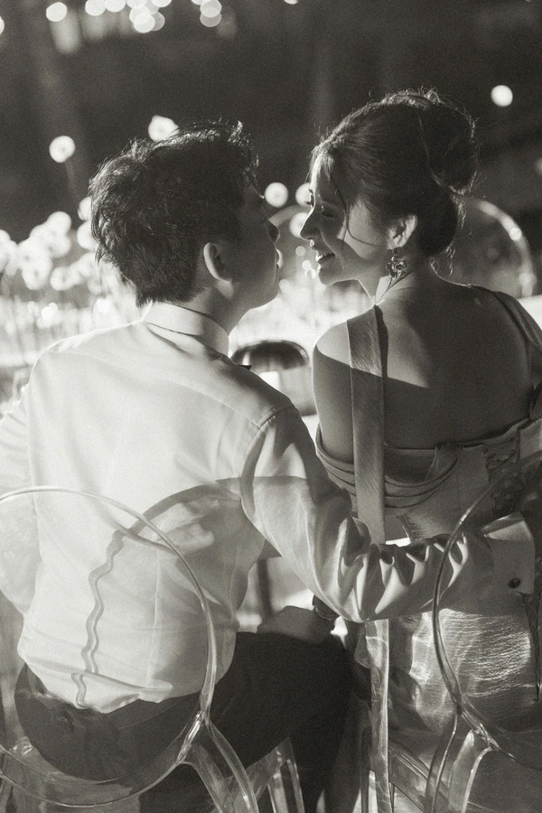 A Cinematic Beach Wedding in Vietnam with a Sunset Ceremony Framed by Dandelions