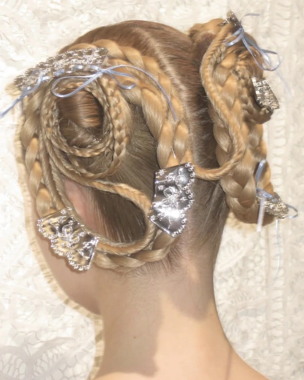 20 It-Girl Bridal Hair Accessories Beyond the Veil