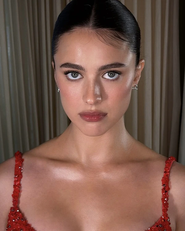 <a href="https://www.instagram.com/p/DUyzKjwEqdM/?img_index=1" target="_blank">Nina Park</a>