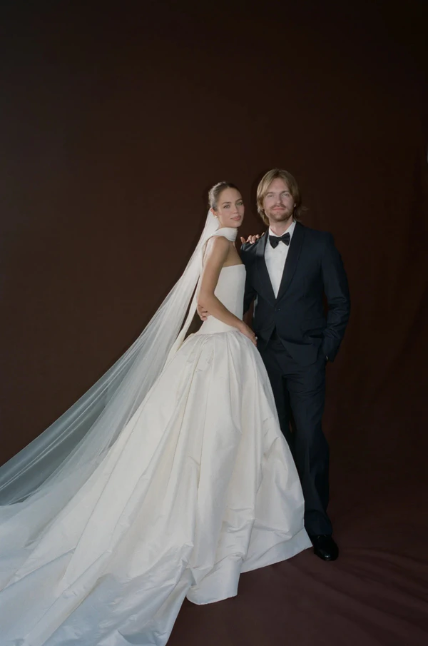 <a href="https://www.instagram.com/p/Da340N3jQIO/?img_index=2">Claudia Sulewski</a>, Photography: <a href="https://www.instagram.com/normanandblake/">Norman & Blake</a>