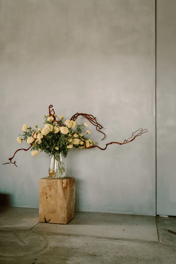 Ascetic Interiors and Modern Floristics in the Lovers Elopement Editorial — photo 12
