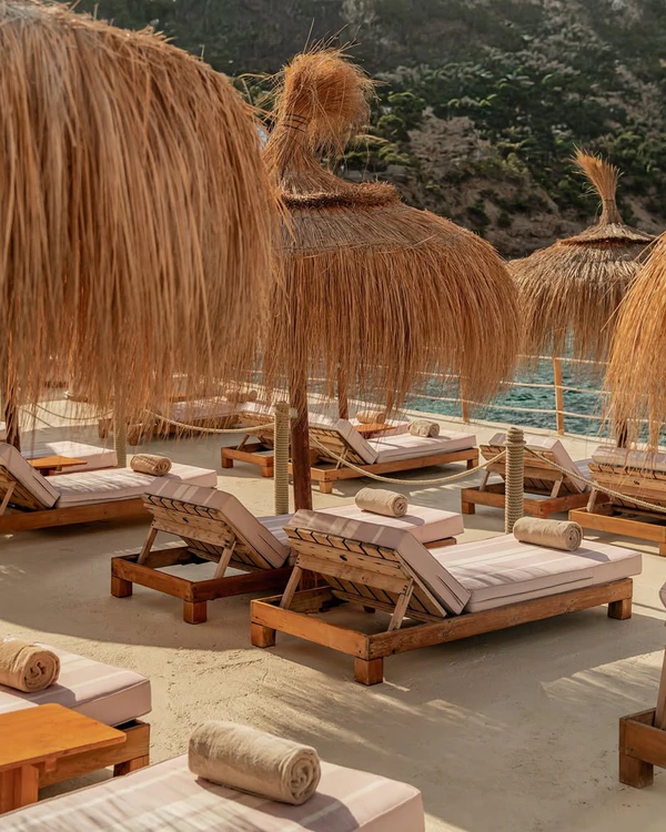 <a href="https://www.instagram.com/p/DYMUwZdDXYA/?img_index=1">Beach Club Gran Folies</a>