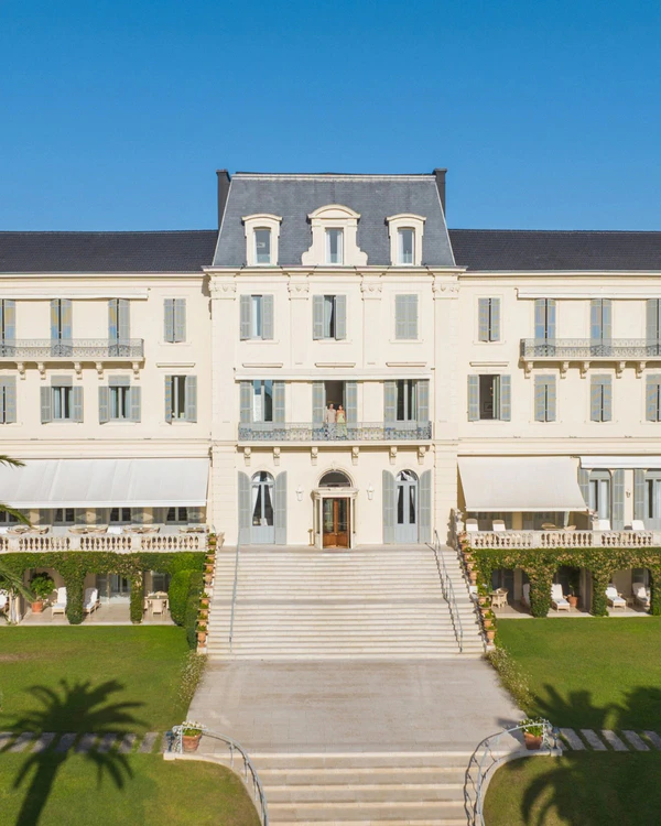 <a href="https://www.instagram.com/hotelducapedenroc/p/DBHEhNVvlac/" target="_blank" rel="noopener noreferrer">Hotel du Cap-Eden-Roc</a>, Photography: <a href="https://www.instagram.com/romainreglade/" target="_blank" rel="noopener noreferrer">Romain Reglade</a>