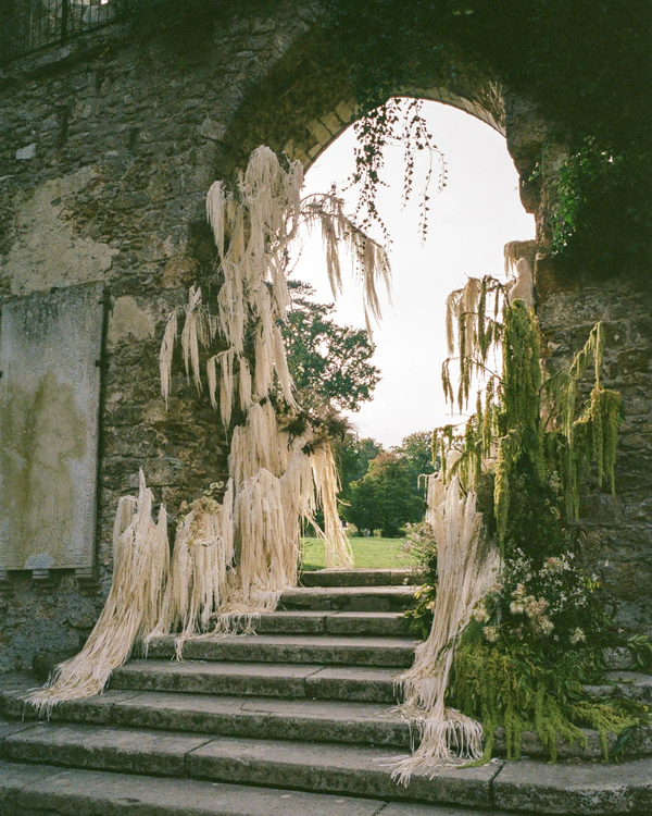 A Romantic Parisian Wedding in a Cinematic Open-Air Abbey — photo 2