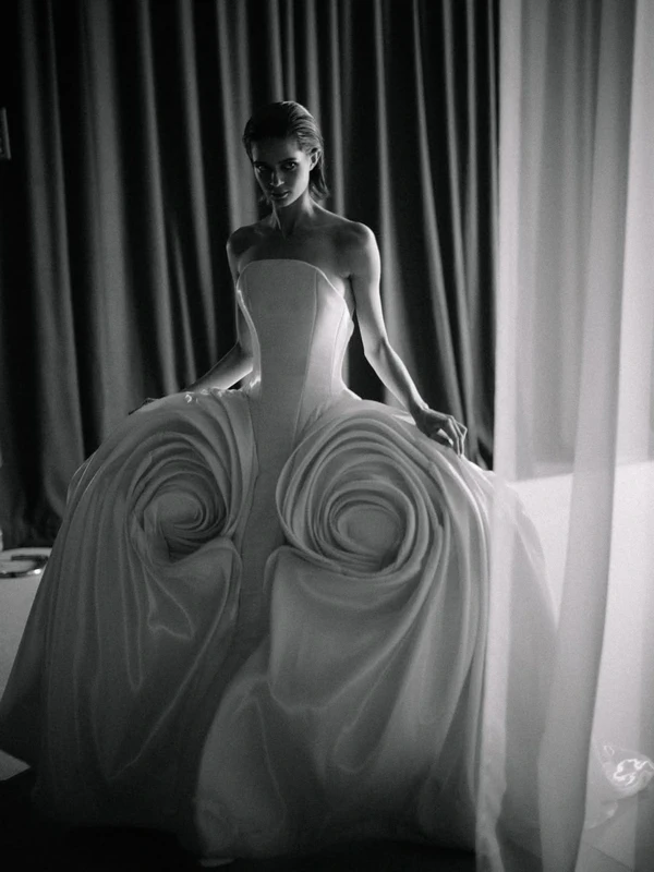 <a href="https://www.instagram.com/stephanerolland_paris/">Stephane Rolland</a>, Photography: <a href="https://www.instagram.com/p/DXjqCGfDIhA/?igsh=MWZ1cncwdG8yY2c4cw%3D%3D">Sara Costa</a>