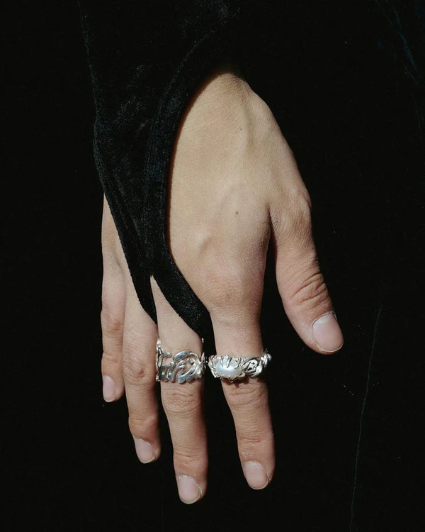 How to Secretly Find Your Partner's Ring Size?