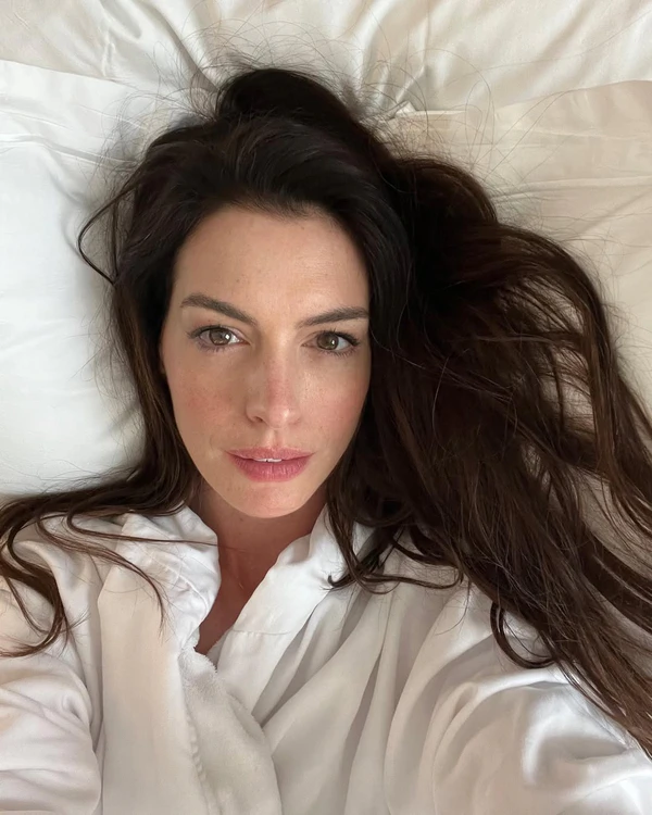Anne Hathaway Reveals She’s Expecting Her Third Child — photo 1