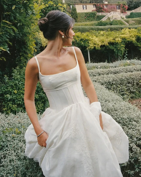 <a href="https://www.instagram.com/julie_julia_weddings/">Julie & Julia Weddings</a>, Photography: <a href="https://www.instagram.com/p/DWekinXiMos/?img_index=2">Paco & Aga</a>
