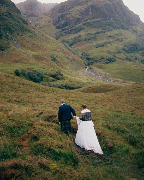 Photography: <a href="https://www.simonhirdweddings.com/blog/glencoe-handfasting-ceremony">Simon Hird</a>