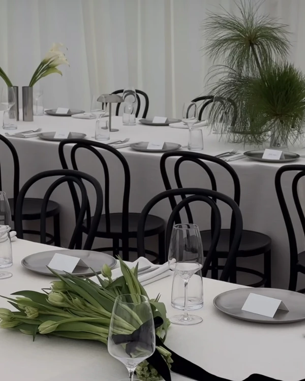 Trend: Mismatched Single-Bloom Centerpieces — photo 1