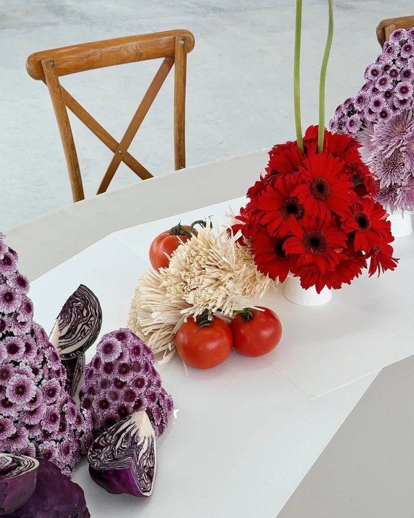 Trend: Mismatched Single-Bloom Centerpieces