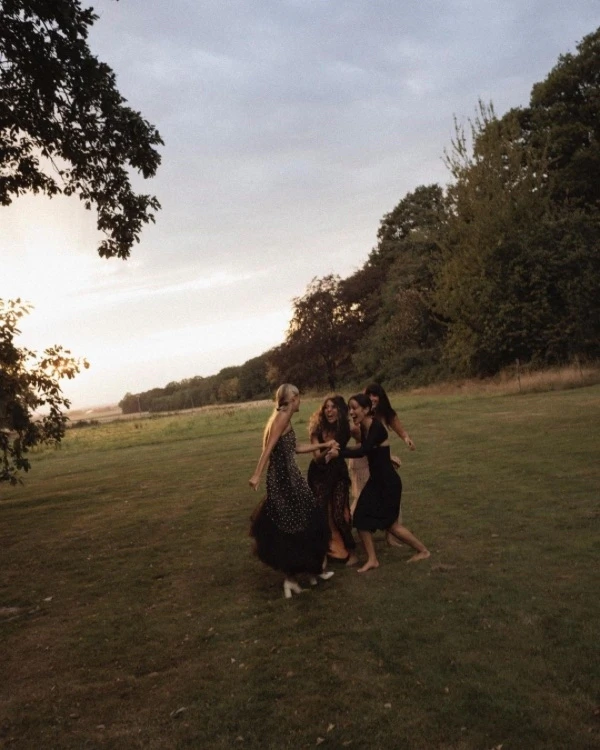 Should Bridesmaids Pay for Their Expenses?