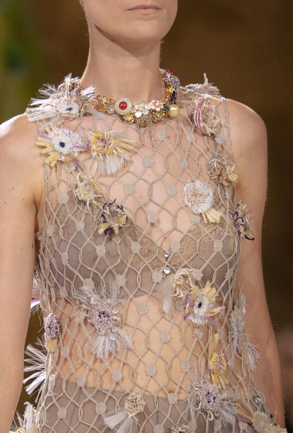 <a href="https://www.chanel.com/gb/haute-couture/26khc/look-27/">Chanel</a>