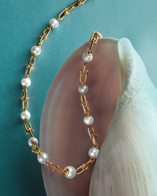 <span style="text-decoration: underline; color: #95a5a6;"><em><a style="color: #95a5a6; text-decoration: underline;" href="https://www.instagram.com/p/DbqR1c7AVTm/" target="_blank" rel="noopener">Tiffany &amp; Co.</a></em></span>