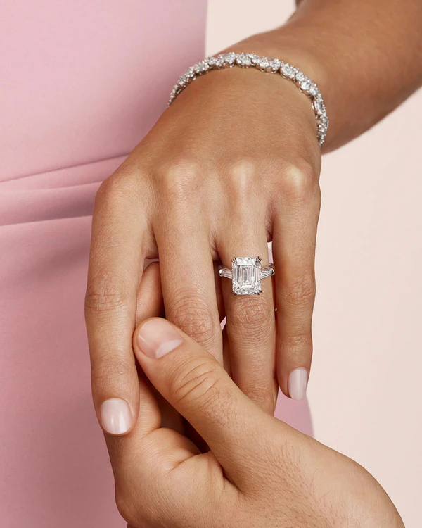 <a href="https://www.instagram.com/harrywinston/p/DWRLMBMAQ3s/" target="_blank" rel="noopener noreferrer">Harry Winston</a>