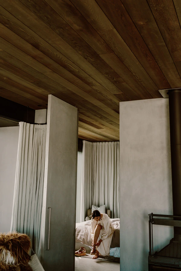 Ascetic Interiors and Modern Floristics in the Lovers Elopement Editorial — photo 3