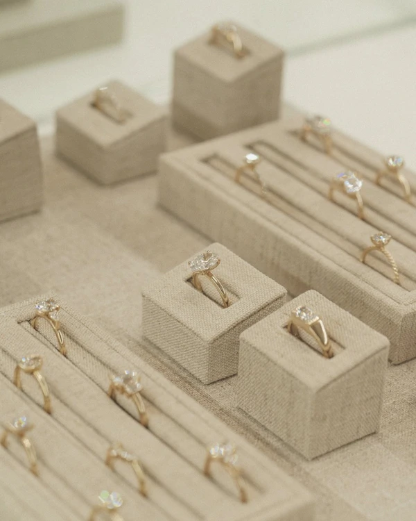 30 Expert Tips for Diamond Engagement & Wedding Ring Shopping