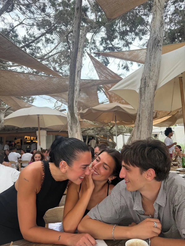 Content: <a href="https://www.instagram.com/p/DcTBgT2jLho/?igsi=NG50aHBpbWExM3l1">Dua Lipa</a>