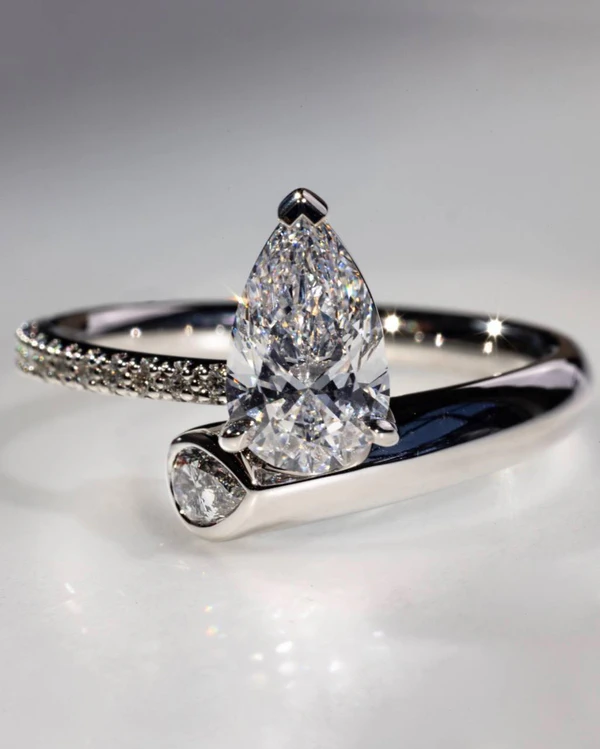 Ultimate Guide: Pear-Shaped Engagement Rings