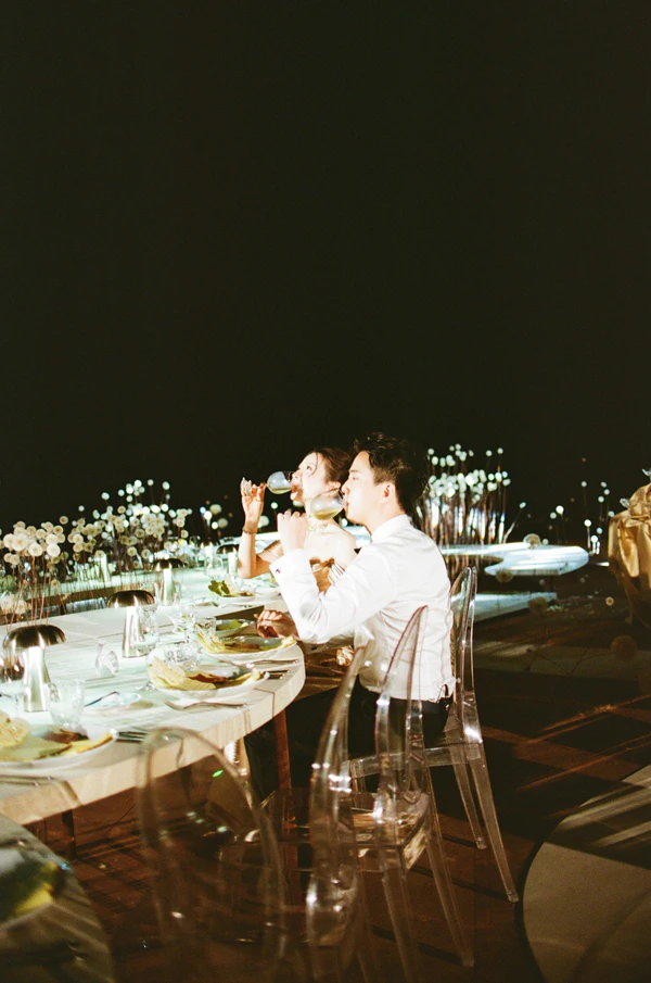 A Cinematic Beach Wedding in Vietnam with a Sunset Ceremony Framed by Dandelions