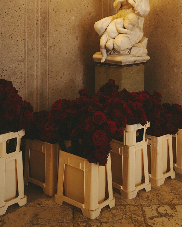 A Cinematic Wedding with Sculptural Installations & a Vibrant Palette in Sicily