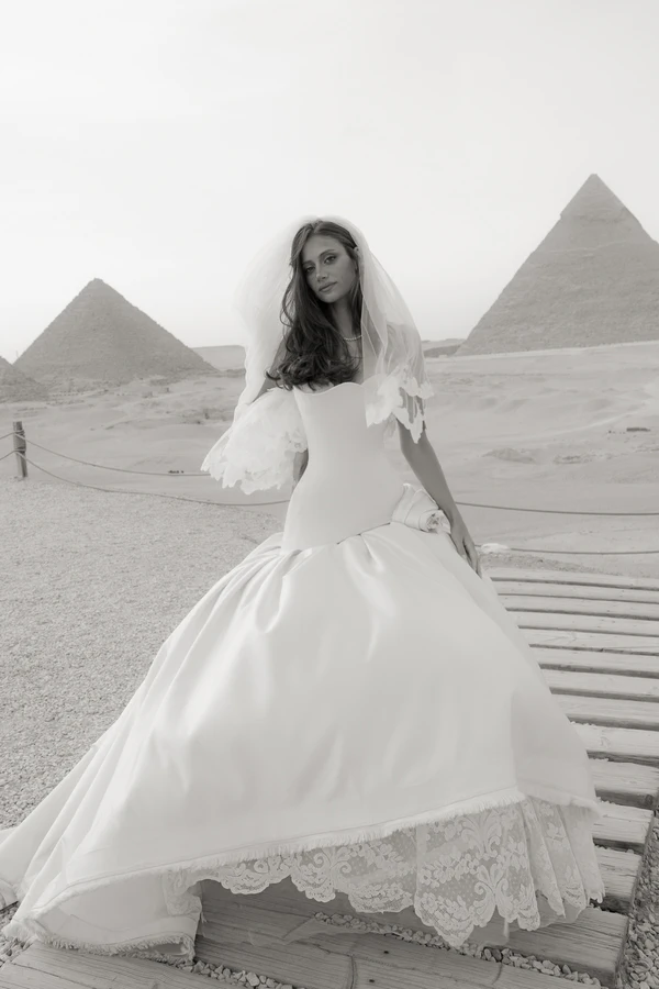 Desert Romance Meets Modern Minimalism at This Spectacular Pyramids of Giza Wedding — photo 1