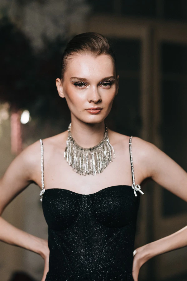 Christmas-Inspired Bridal Editorial in Antique Space — photo 11