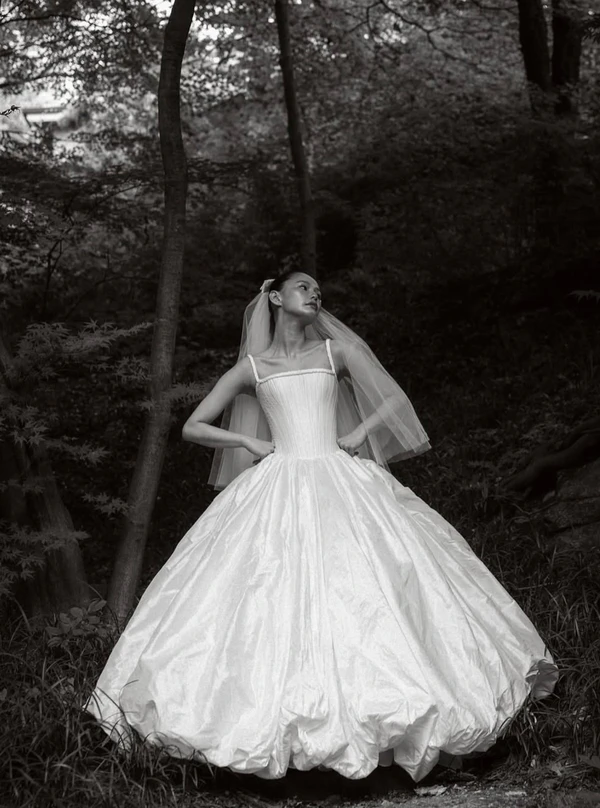 <a href="https://www.instagram.com/p/DbpT5u9icBe/?img_index=4">Ferrah</a>, Photography: <a href="https://www.instagram.com/weddingoppa_tommy/">Weddingoppa Tommy</a>