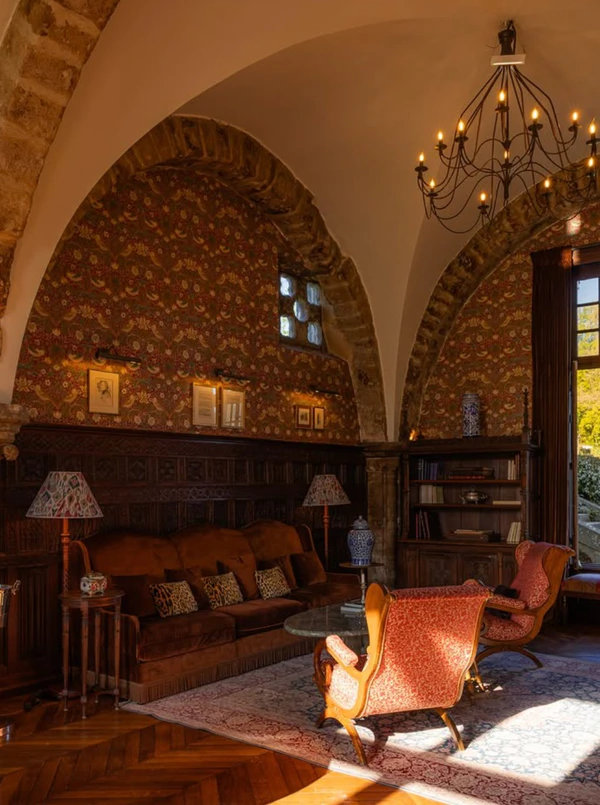 <a href="https://www.instagram.com/p/Dck9qb2DKJW/?hl=en&img_index=1">Abbaye des Vaux de Cernay</a>