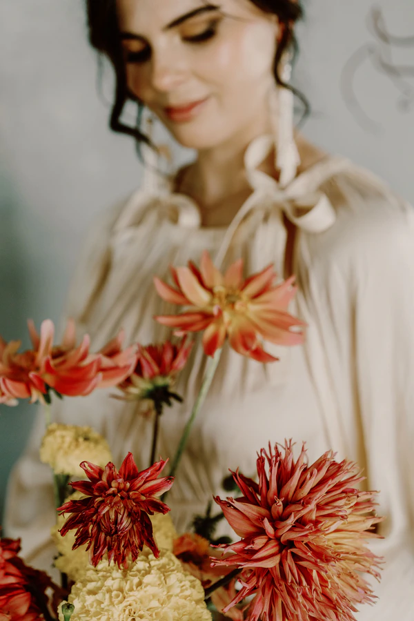 Ascetic Interiors and Modern Floristics in the Lovers Elopement Editorial — photo 4
