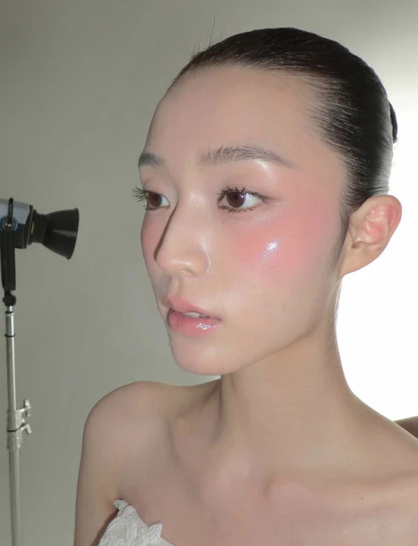 <a href="https://www.instagram.com/p/DdQijfuidlH/?img_index=1">Osh Makeup</a>