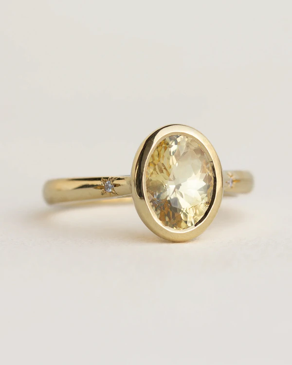 <a href="https://evorden.com/collections/classic-rings/products/melene-ring-yellow-sapphire?variant=51663904932122">Evorden</a>