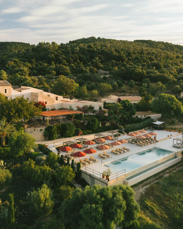 <a href="https://www.instagram.com/p/DayFzbQjcFl/?hl=en&img_index=1">The Lodge Mallorca</a>