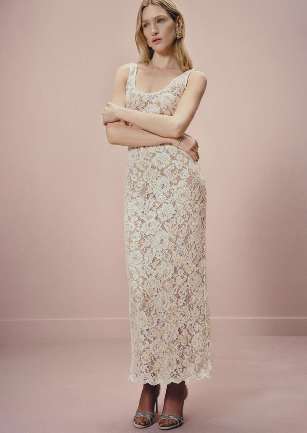 <a class="underline underline underline-offset-2 decoration-1 decoration-current/40 hover:decoration-current focus:decoration-current" href="https://www.thereformation.com/products/rozzi-dress/1319374HUO.html">REFORMATION Rozzi Dress</a>, $698