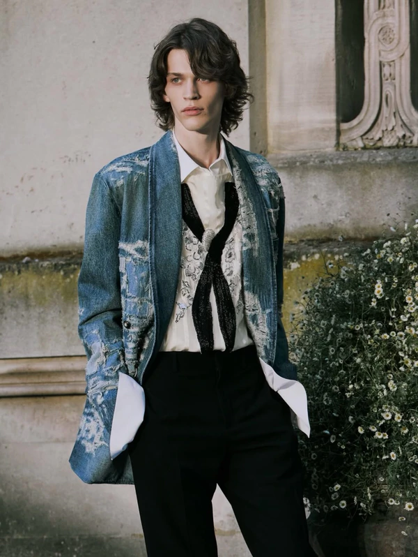 <a href="https://www.instagram.com/p/DaAHYxWDGre/?hl=en&amp;img_index=1">Dior</a>
