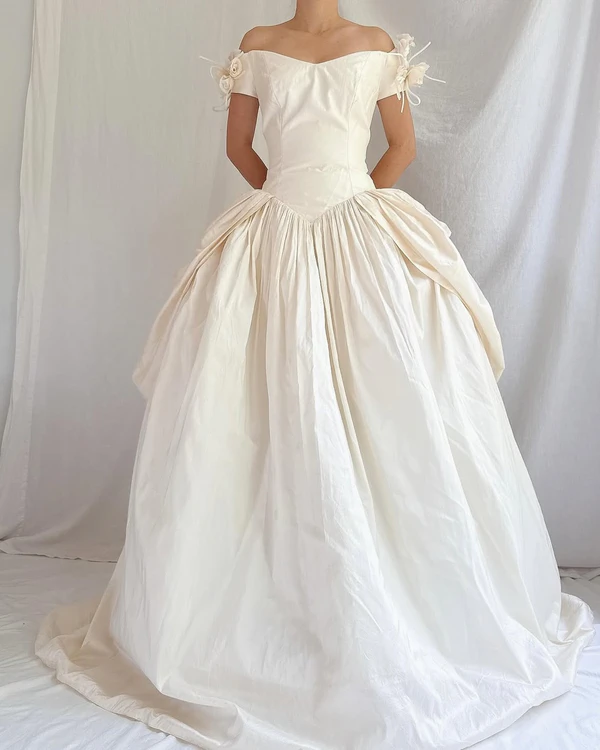 <a href="https://www.instagram.com/shopgossamer/p/DJFS28epQkG/">Gossamer</a>