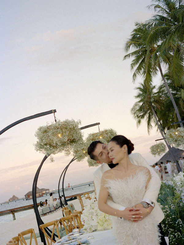10,000 Lilies & Turquoise Waters Framed This Dreamy Beach Wedding in the Maldives