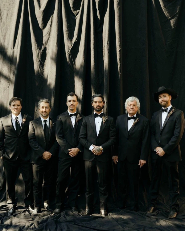 35 Must-Save Bridal & Grooms Party Portrait Ideas
