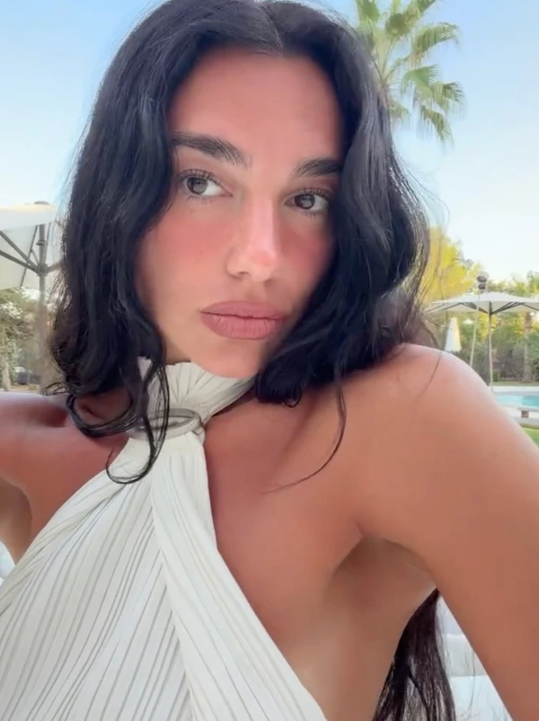 Content: <a href="https://www.instagram.com/p/DcTBgT2jLho/?img_index=10&amp;igsi=NG50aHBpbWExM3l1"><span id="_start">Dua Lipa</span></a>