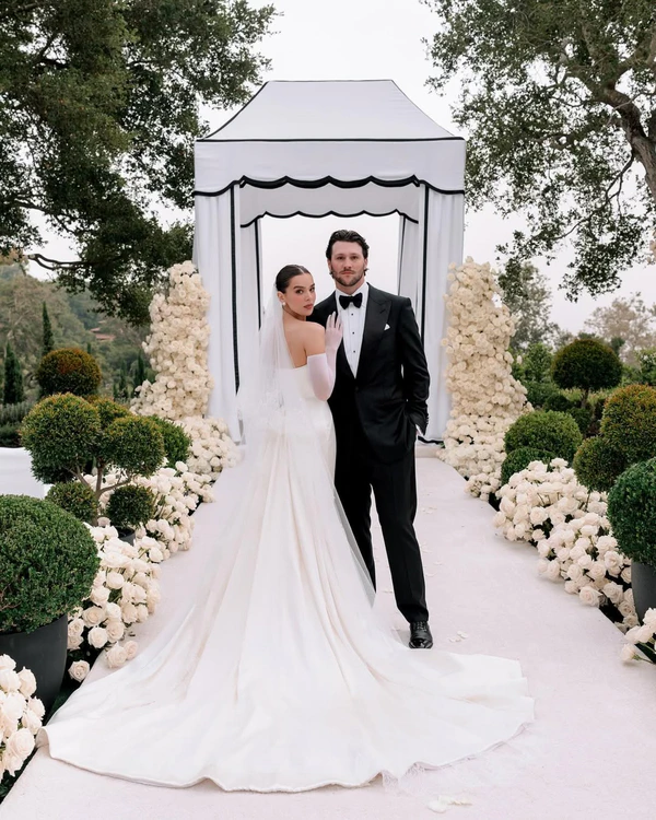 <a href="https://www.instagram.com/mindyweiss">Mindy Weiss</a>, Photography: <a href="https://www.instagram.com/josevilla/p/DK2iB89vqkF/?img_index=4">Jose Villa</a>